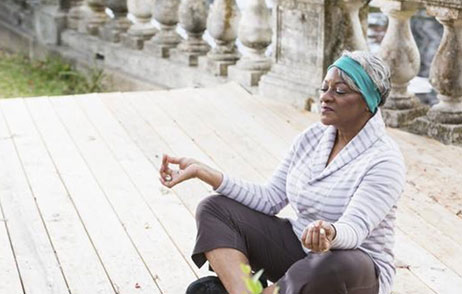Meditation ältere Frau meditiert